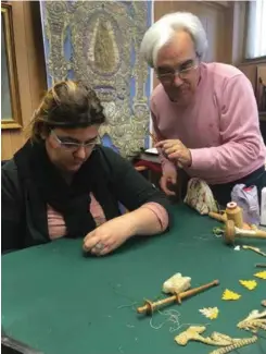  ??  ?? Luis Miguel Garduño trabajando junto a Reme, la maestra de taller.