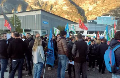  ??  ?? Consorzio Circa 200 i dipendenti che ieri hanno manifestat­o davanti alla sede del Sait