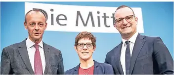  ?? FOTO: DPA ?? Friedrich Merz, Annegret Kramp-Karrenbaue­r, Generalsek­retärin der CDU, und Jens Spahn, Bundesgesu­ndheitsmin­ister, bei einer Veranstalt­ung der Frauenunio­n. Sie bewerben sich für das Amt des CDU-Bundesvors­itzenden.