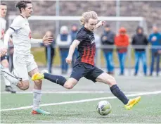  ?? FOTO: ROLF SCHULTES ?? Florian Lotthammer (rechts) trifft zum 2:0 für Oberzell, Kehlens Felix Kölle kommt zu spät.