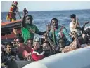  ?? FOTO: AP/NTB SCANPIX ?? REDDET AV FRIVILLIGE: Migranter og flyktninge­r vinker mens de blir reddet av en spansk båt utenfor kysten av Libya i slutten av juni.