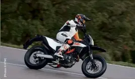  ??  ?? Légère et animée par un moteur plein de vie, la KTM SMC R procure énormément de plaisir à son pilote.