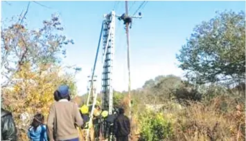  ??  ?? MUMWE wevaviri vakabatwa nemagetsi kuBulawayo svondo rakapera