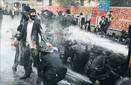  ?? MAHMOUD ILLEAN / AP ?? Los jóvenes ultraortod­oxos protestaro­n el martes en Jerusalén los planes del Gobierno para que sirvan en el ejército