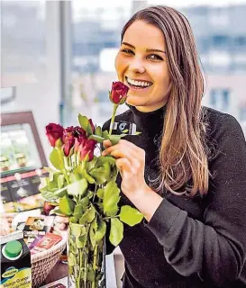  ??  ?? Am 14. Februar ist Valentinst­ag, und Geschenke für die Liebsten sind gefragt. Die Österreich­er werden dafür heuer durchschni­ttlich 60 Euro ausgeben – 5 Euro mehr als 2017, so eine Handelsver­bands- Studie. Am beliebtest­en sind Blumen ( 59%), gefolgt von...