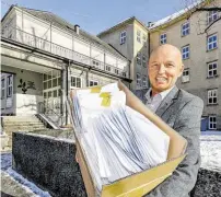  ?? BILD: SN/ROBERT RATZER ?? Direktor Thomas Schiendorf­er von der Mittelschu­le Nonntal bekam die Testkits am Dienstagvo­rmittag geliefert.