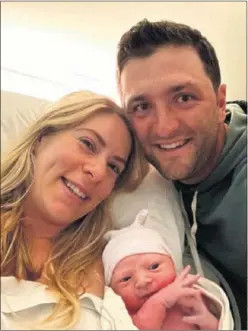  ??  ?? Kelley Cahill y Jon Rahm posan con su hijo recién nacido, Kepa.
