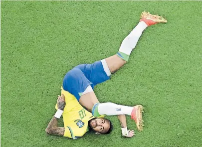  ?? [ AFP/Jewel Samad ] ?? Ob sein Ausfall gar eine Chance für die Selec¸a˜o sein könnte? Brasilien stellt sich die Neymar-Frage.
