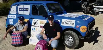  ?? (Photo P.F.) ?? Florian et Valéry devant leur L, avec deux sacs de fourniture­s scolaires pour les enfants marocains.