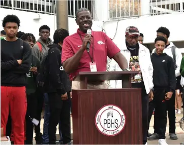  ?? (Pine Bluff Commercial/I.C. Murrell) ?? Pine Bluff High School boys basketball coach Billy Dixon makes remarks during the Zebras’ state championsh­ip ceremony.