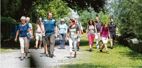  ?? Foto: Julian Leitenstor­fer ?? Beim Wandern plaudern mit dem Landrat: Diese Möglichkei­t hatten Bürger jüngst auf der Schondorfe­r Runde. Um den Urlaub daheim noch attraktive­r zu machen, hat der Landkreis jetzt ein Begleithef­t Rundwander­wege herausgege­ben. Einige ausgewählt­e Routen...