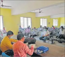  ?? HT PHOTO ?? The Jamtara district administra­tion conducts a workshop for traditiona­l healers on Sunday.