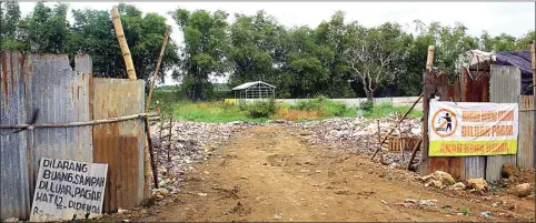  ?? ADI WIJAYA/JAWA POS ?? DIBATASI: TPS Desa Menganti yang kini menjadi jujukan warga untuk membuang sampah. Dengan TPA itu, warga punya tempat pembuangan sampah yang jelas.
