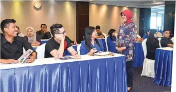  ?? ANDRIANSYA­H POETRA/JAWA POS ?? BERSAMA PAKAR: Pembelajar­an di Jimly School of Law and Government menghadirk­an guru besar dan para pakar di bidangnya.