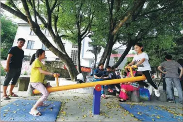  ?? LU BOAN / XINHUA ?? Children play at a new settlement in Songlang village, Maonan autonomous county, Guangxi Zhuang autonomous region.