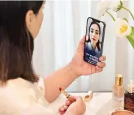  ?? ?? Mit dem Voice-enabled Makeup Assistant will Estée Lauder Barrierefr­eiheit im Kosmetikbe­reich realisiere­n.