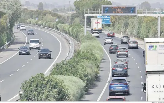  ?? MANUEL ARANDA ?? Circulació­n de vehículos por la carretera del acceso norte de Jerez a la autopista.