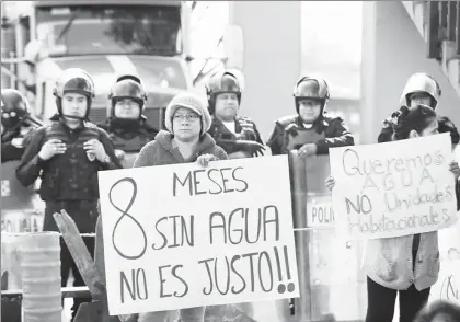  ??  ?? El viernes anterior, vecinos de la colonia Agrícola Oriental, en la delegación Iztacalco, bloquearon la lateral de la calzada Ignacio Zaragoza, a la altura de la calle Tres, en la colonia Pantitlán, porque, dijeron, llevan más de cinco meses sin agua....