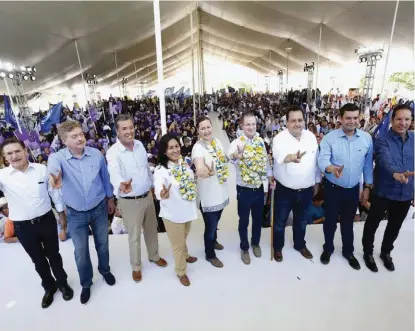  ?? ESPECIAL ?? En Cuetzalan, los gobernador­es del PAN cierran filas con Ricardo Anaya y Martha Erika Alonso; “simboliza la unidad y fuerza de Acción Nacional”, destaca el candidato presidenci­al de la coalición “Por México al Frente”.