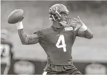  ?? Brett Coomer / Houston Chronicle ?? Texans rookie quarterbac­k Deshaun Watson was pleased with how a pair of practices with the Patriots went this week, highlighte­d by a chance to study and talk to Tom Brady.