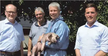  ?? FOTO: KÖRNER ?? Hans Benno Wichert (v. l.), Hans Roggenkamp, Steffen Bilger und Manuel Hagel mit einem acht Wochen alten Ferkel.