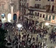  ??  ?? Il caos Verona, Piazza Erbe venerdì scorso: bar presi d’assalto fino a notte