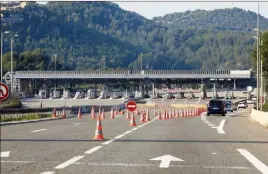  ?? (Photo Frank Muller) ?? Depuis le  décembre, la barrière de péage de Bandol est impraticab­le à la suite d’un incendie. Les automobili­stes sont déviés par la sortie  jusqu’à nouvel ordre.