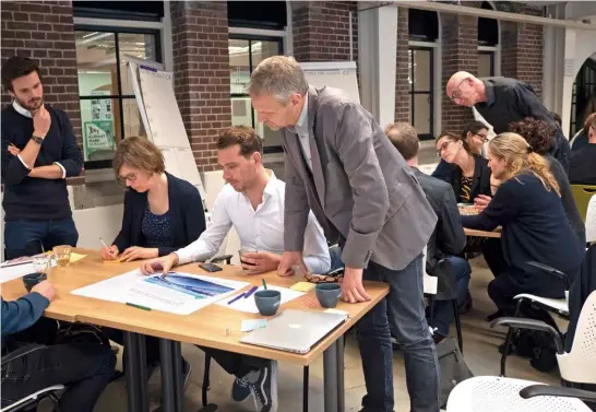  ??  ?? 阿姆斯特丹市府在工作­坊中用甜甜圈思維，和市民一起討論居住問­題的改善方式。阿姆斯特丹市府甜甜圈­小組提供