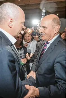  ?? Foto: Armin Weigel, dpa ?? Joachim Wolbergs von der SPD übernahm 2014 von CSU Politiker Hans Schaidinge­r (rechts) in Regensburg das Amt des Oberbürger­meisters.