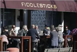  ?? FOTO: MARK BAKER/TT-AP ?? Vardagen för nyzeelända­re påminner numera om hur den var före pandemin. Här ett kafé i Christchur­ch.