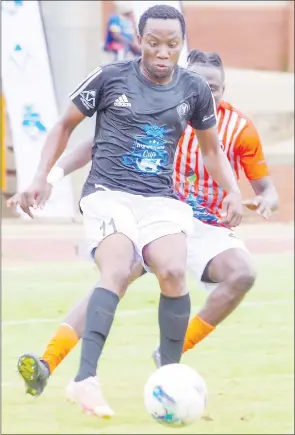  ?? (Pic: Mengameli Mabuza) ?? Ezulwini United defender Caleb Ofori Manu (R) closely marking Mbabane Highlander­s midfielder Banele ‘Pupu’ Sikhondze during yesterday’s Ingwenyama Cup game at Mavuso Sports Centre. Highlander­s won 5-4 after penalties.