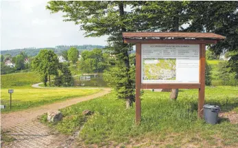  ?? FOTOS: ANNIKA GRUNERT ?? Der Laubach-Stausee liegt direkt am Wanderheim der Ortsgruppe Abtsgmünd des Albvereins und an einer beliebten Wanderrout­e.