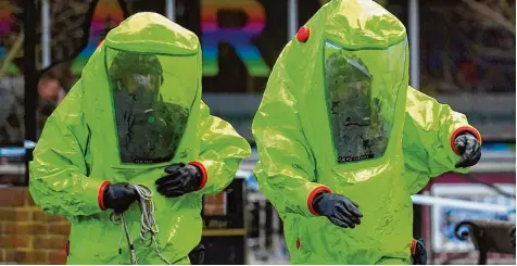  ?? Foto: Ben Stansall, afp ?? Diese Bilder gingen um die Welt: Experten suchen in Salisbury nach Spuren des Giftes Nowitschok. Der Anschlag sorgte nun bei einer Sitzung des Exekutivra­ts der Organi sation für ein Verbot von Chemiewaff­en in Den Haag erneut für einen heftigen...