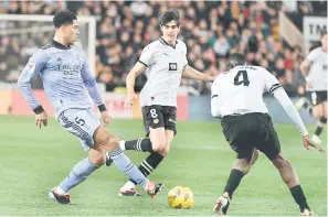  ?? — Gambar AFP ?? HANGAT: Babak aksi perlawanan La Liga Sepanyol di antara Valencia dan Real Madrid di Stadium Mestalla di Valencia.