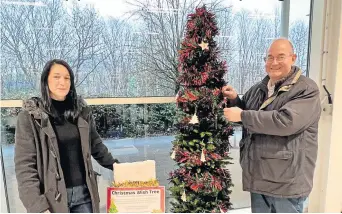  ?? ?? Thinking of others Sam Stewart from BRDT and BRCC is pictured with with local councillor Bob Brawn, who took one of the tags away to purchase a gift for a local youngster. Pic: Clare McMicking