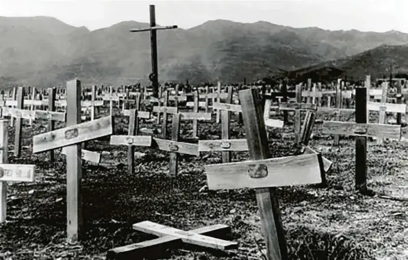  ?? Fotos: Archiv Volksbund ?? Im Durcheinan­der kurz nach dem Zweiten Weltkrieg angelegt – ein erster, offensicht­lich noch provisoris­cher Soldatenfr­iedhof auf Korsika.