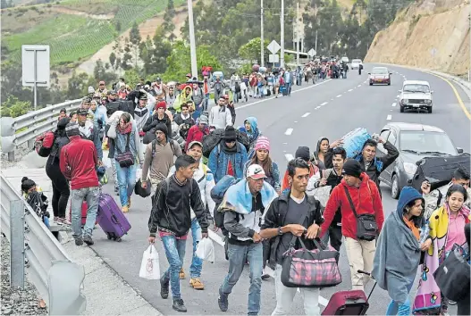  ?? AFP ?? Caravana. Diariament­e miles de venezolano­s caminan hasta Tulcán, una ciudad bisagra en la frontera entre Colombia y Ecuador.