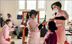  ?? DING LEI / XINHUA ?? Women learn to cut hair during the winter farming lull in Yarkant county in December.
