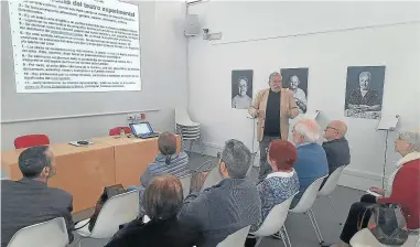  ?? ?? José María Lacoma, de pie, en el curso que ofreció en Espacio Pirineos.