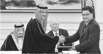  ??  ?? Najib and King Salman witnessing the exchange of documents between Zulkefli and Abdullah after the signing of MoU on news exchange between Bernama and SPA. — Bernama photo