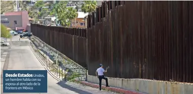  ??  ?? Desde Estados Unidos, un hombre habla con su esposa al otro lado de la frontera en México