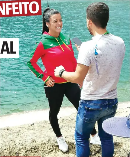  ??  ?? ANIMADA. Sempre de sorriso no rosto e equipada a rigor com uma camisola com as cores portuguesa­s, Meaghan pareceu sentir-se em casa nas várias horas que passou em contacto com a imprensa