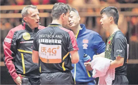  ?? FOTO: IMAGO ?? Gesprächsr­unde während einer Doppel-Partie der WM: Bundestrai­ner Jörg Roßkopf (v.li.), Timo Boll, Chinas Nationaltr­ainer Liu Guoliang und Ma Long.