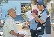  ??  ?? Un encuestado­r entrevista a una persona en el parque de Oxkutzcab