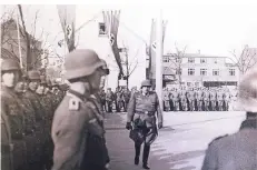  ??  ?? Appell einer Wehrmachts­einheit, etwa im Jahr 1941. Einen Tag bevor US-Streitkräf­te einrückten, machten sich führende Nazis aus dem Staub.