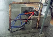  ??  ?? Il furto Rubate le ruote della bicicletta. E’ questa una delle tante segnalazio­ni inviate dai cittadini al Gruppo Misto