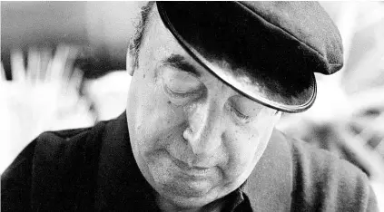  ??  ?? ► El poeta y Premio Nobel de Literatura Pablo Neruda en su casa en Isla Negra, en 1969.