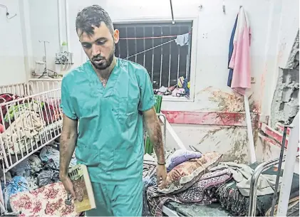  ?? AFP ?? Desesperac­ión. Un médico del hospital de Yan Junis, donde se refugiaron miles de civiles palestinos.