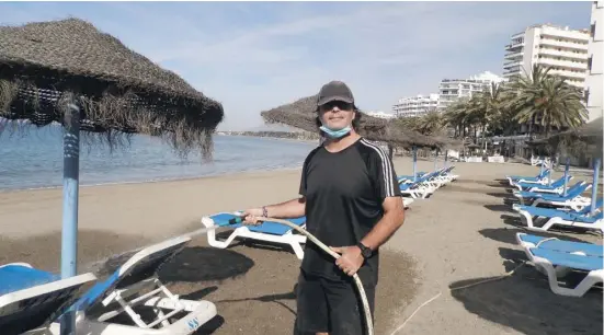  ?? Foto: Lena Kuder ?? Statt der üblichen 75 Strandlieg­en hat Miguel Aquino am Strand von Marbella nur 36 aufgestell­t.