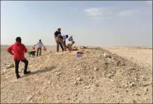  ??  ?? Researcher­s excavating a pre-Islamic burial mound in the Asaila area west of Umm Bab in order to recover skeletal remains.